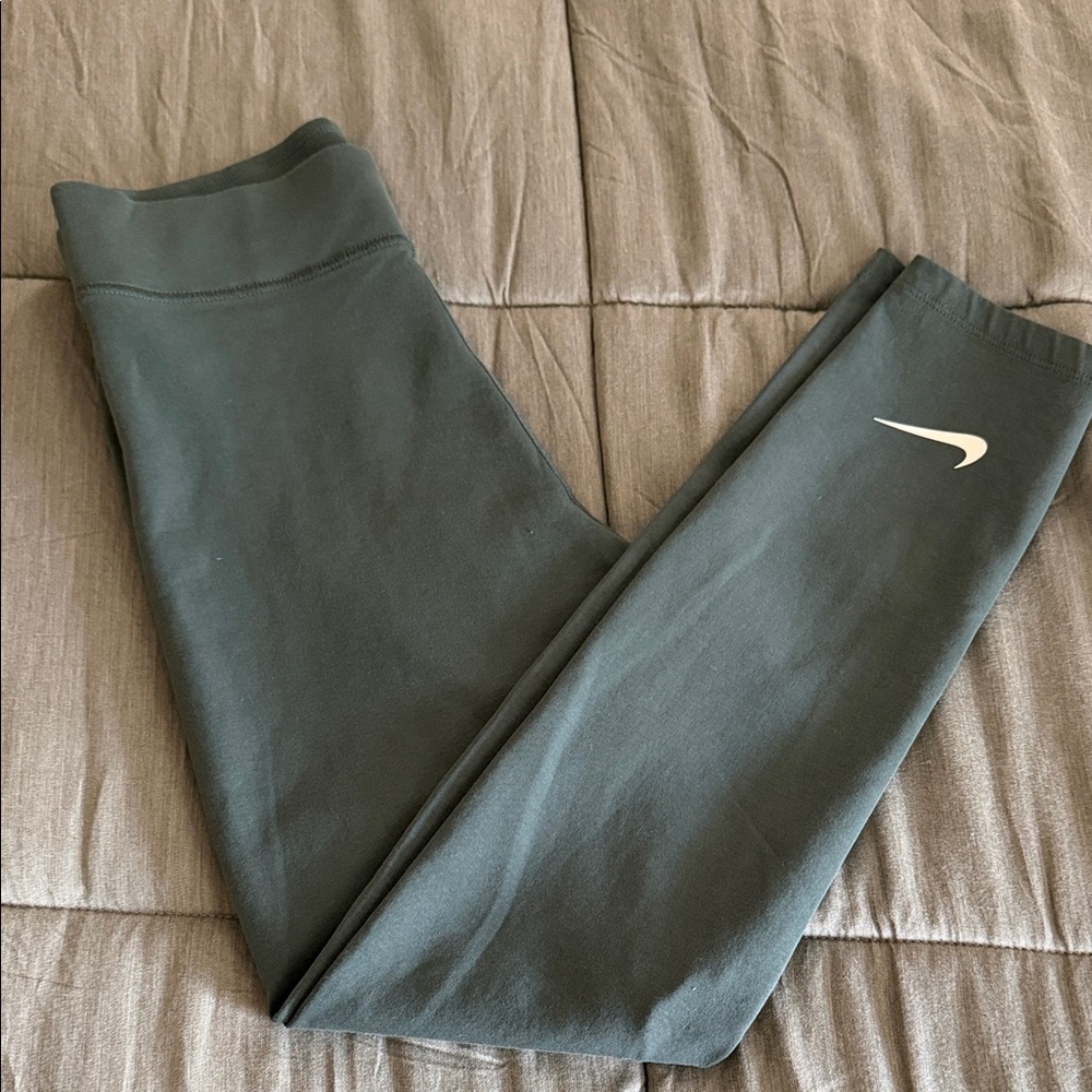 Nike Women’s Green Athletic Leggings with White Swoosh